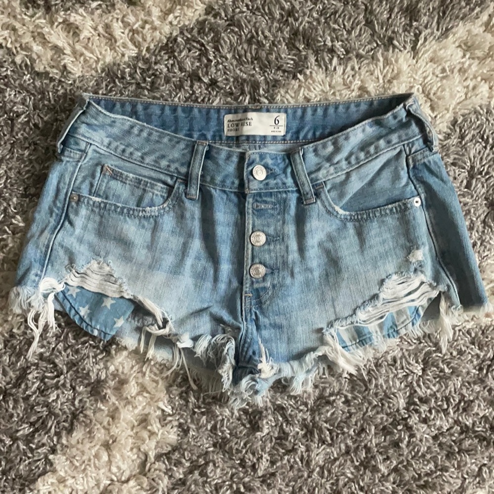 ABERCROMBIE & FITCH LOW RISE JEAN SHORT. SIZE 6 (W‎ 28). WOMEN’S.